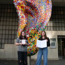 Kira und Marlene mit dem Preis